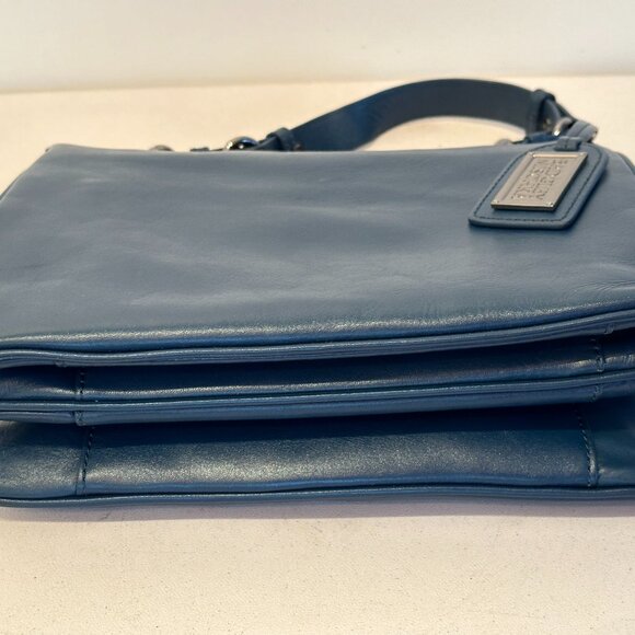 Elegant Blue Leather Handbag - Picture 8 of 8